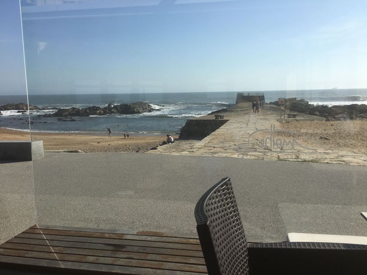 O molhe a entrar pelo mar, visto da esplanada do restaurante